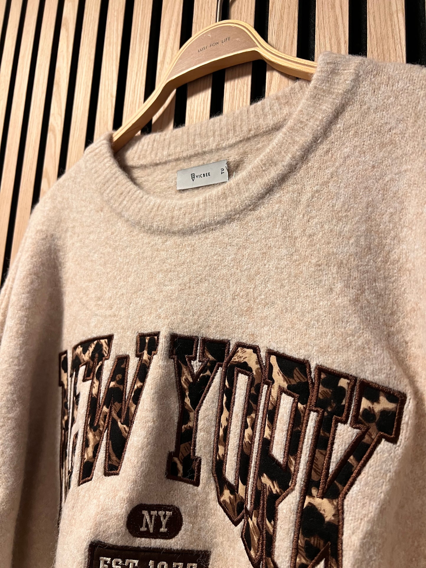 A : Strickpulli „New York Leo“