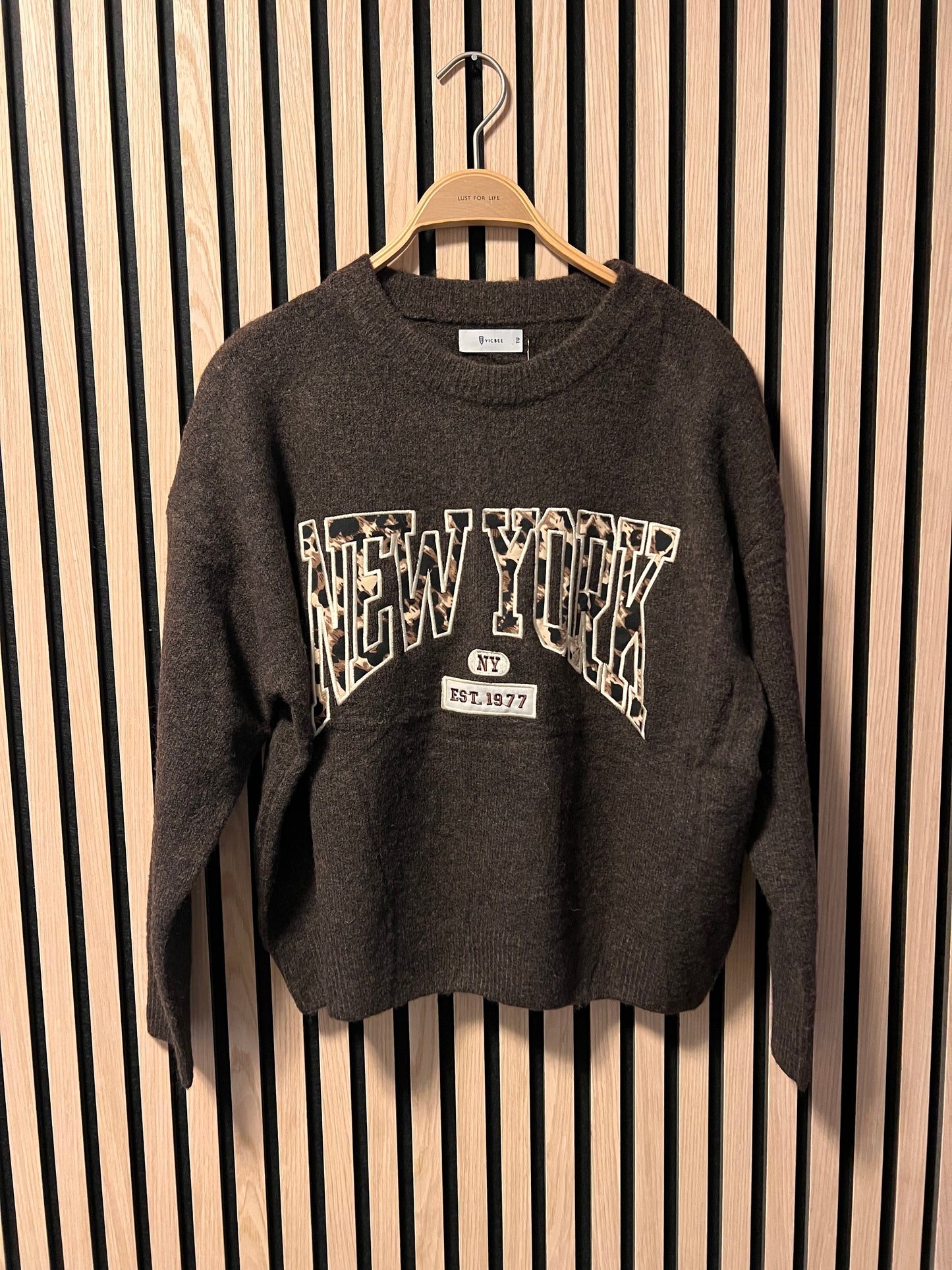 A : Strickpulli „New York Leo“