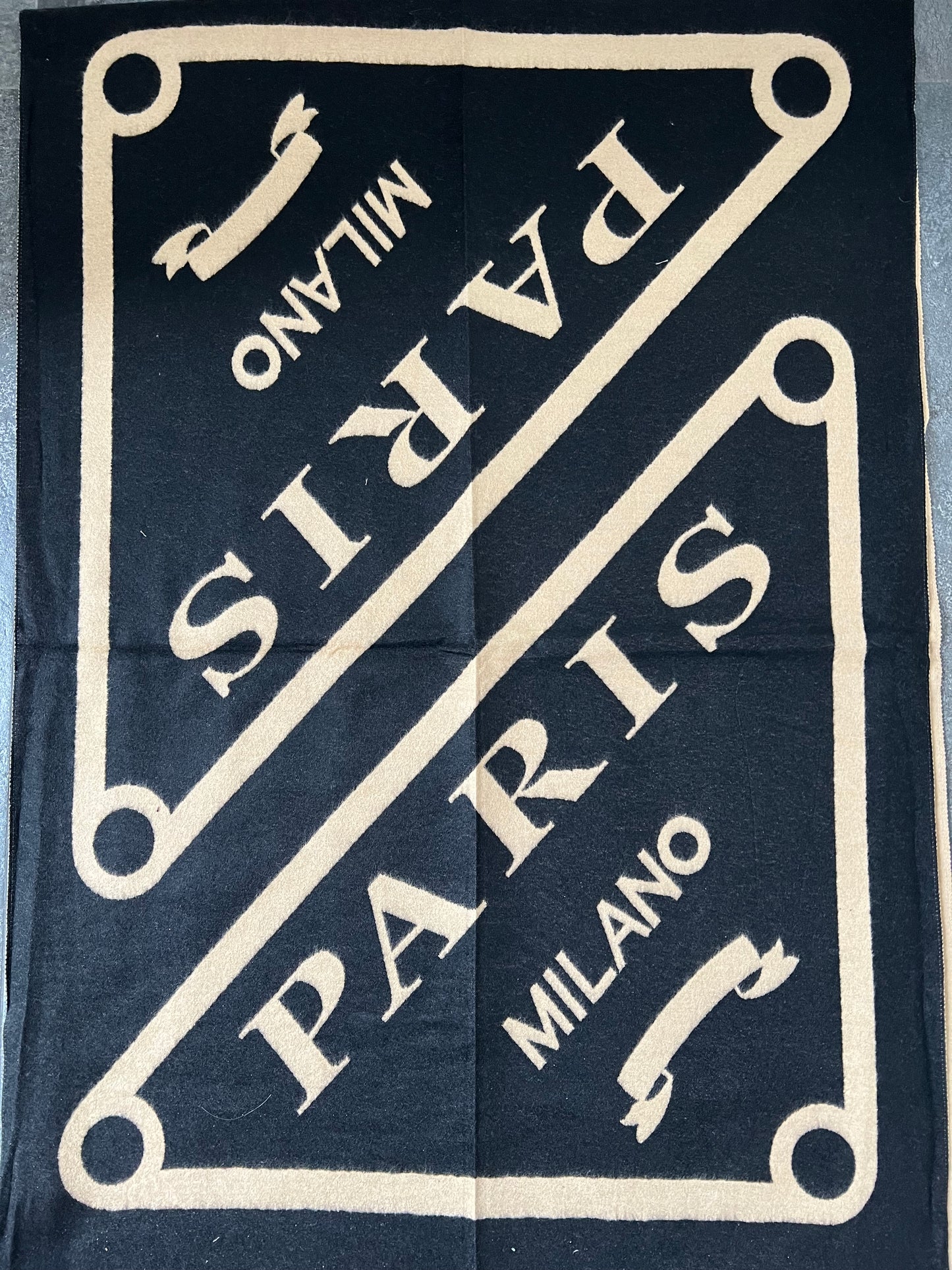 A :Paris Milano Schal
